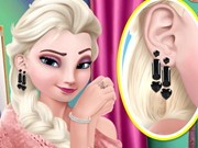 Play Elsa First Earring Trying Game on FOG.COM