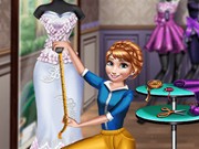 Play Famous Dress Designer Game on FOG.COM