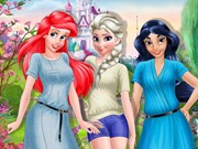 Play Princesses At Yard Sale Game on FOG.COM